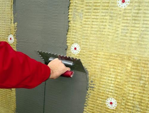 Нанесение декоративной штукатурки на фасад. Нанесение смеси на поверхности из различных материалов