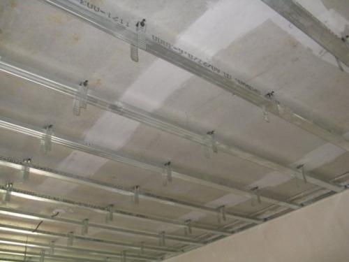 Монтаж гипсокартона на потолок двухуровневый. Монтаж 1 яруса двухуровневого потолка из гипсокартона своими руками