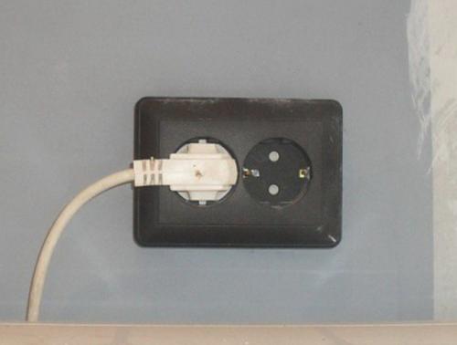 Как подсоединить розетку с заземлением. Монтаж встраиваемого устройства 11