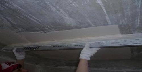 Выравнивание потолка без маяков. Выравнивание потолка с маяками и без: плюсы и минусы