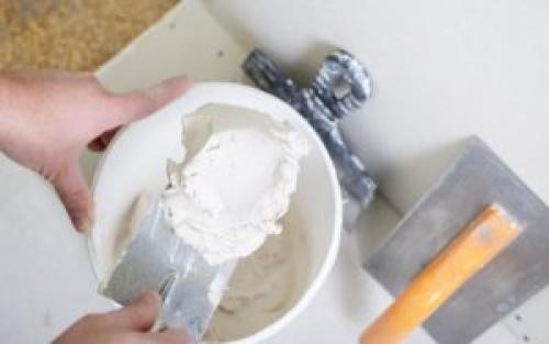 Шпаклевка стен валиком. Каким образом наносится жидкая шпаклевка на стены: валиком, кистью или иным способом