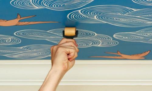 Обои для неровного потолка. Правильная технология поклейки