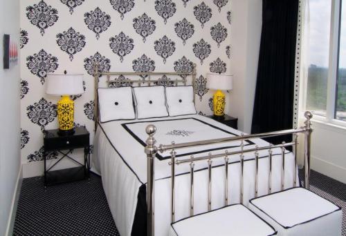 Поклейка обоев двух цветов. Особенности комбинирования обоев двух цветов в спальне 02 Поклейка обоев двух цветов. Особенности комбинирования обоев двух цветов в спальне 02