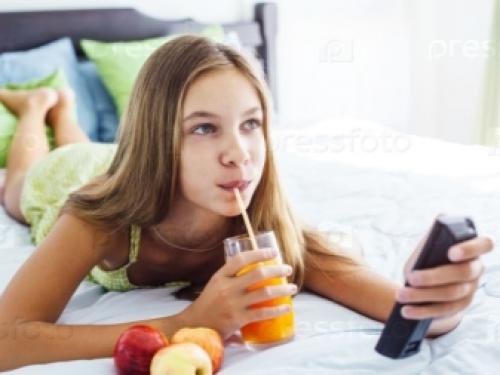 На какой высоте вешать. На какой высоте следует вешать телевизор в гостиной? 10 На какой высоте вешать. На какой высоте следует вешать телевизор в гостиной? 10