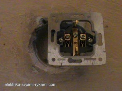 Подключение сетевого кабеля к розетке schneider. Подключаем розетку