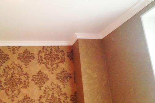 Как приклеить плинтус к потолку. Как клеить потолочный плинтус: советы и инструкция для «чайников»