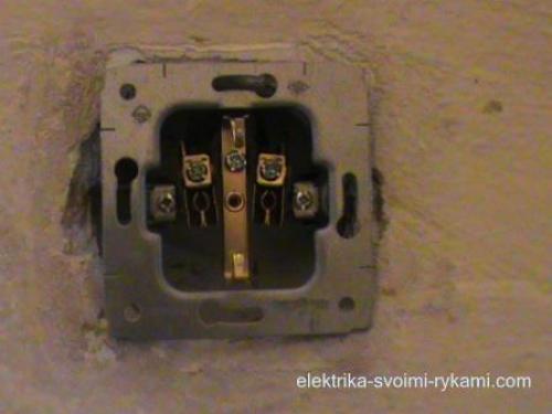 Подключение сетевого кабеля к розетке schneider. Подключаем розетку