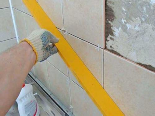 Как правильно положить кафельную плитку на стену. Разметка стены