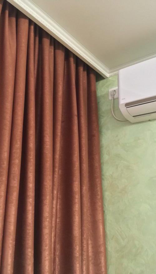 Как приклеить плинтус на потолок. Как приклеить галтель если потолок натяжной?