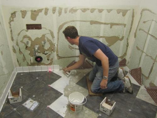 Укладка плитки на стену сверху вниз. Как не дать плитке сползать вниз при укладке на стены