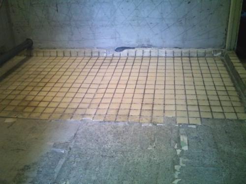 Можно ли класть плитку на плитку на стене. Почему вопрос об укладке плитки поверх старой актуален?