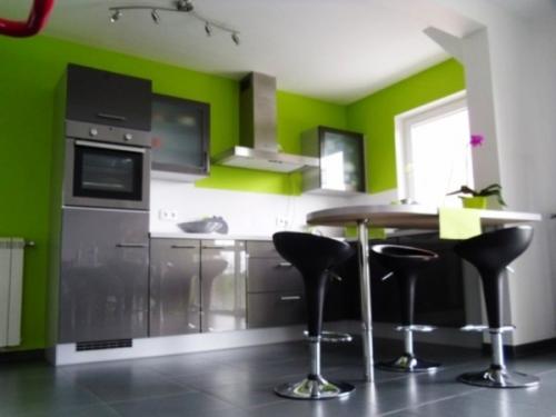 Обои под коричневую кухню. Обои к кухонной мебели темных цветов