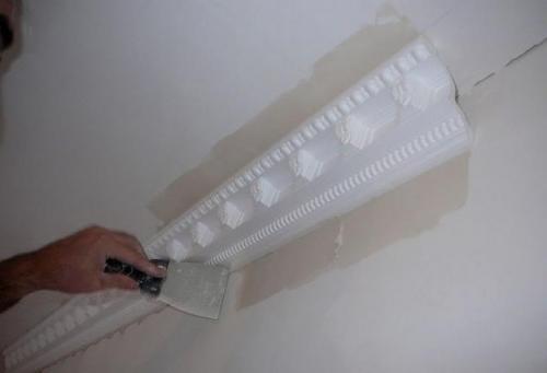 Как клеить потолочный плинтус на шпаклевку. Шпатлевка потолка