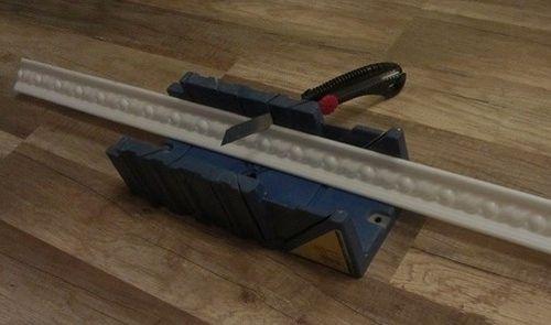 Как клеить плинтуса потолочные. Как клеить потолочный плинтус 09