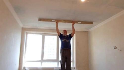 Как выровнять потолок шпаклевкой своими руками. Как удалить старую шпаклевку? 12