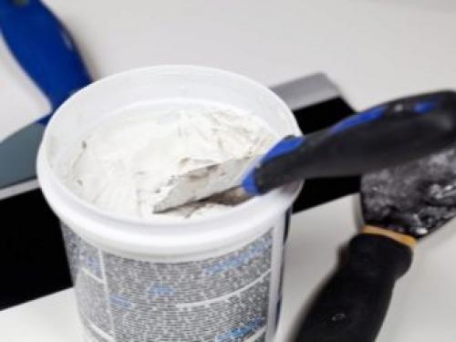 Как выровнять потолок шпаклевкой своими руками. Как удалить старую шпаклевку? 11