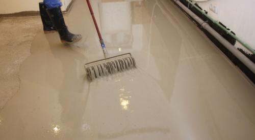 Как выровнять бетонный пол в квартире. Как выровнять бетонный пол: стяжка по стяжке