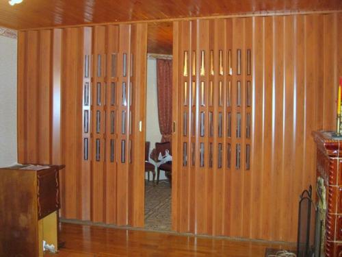 Межкомнатные двери гармошка. Преимущества и недостатки