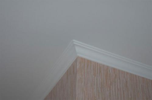 Как правильно клеить потолочные плинтуса из пенопласта. Как быстро приклеить потолочный плинтус из пенопласта