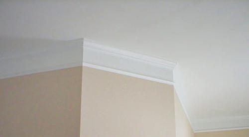 Как правильно клеить плинтуса потолочные. Как клеить потолочный плинтус: советы и инструкция для «чайников»