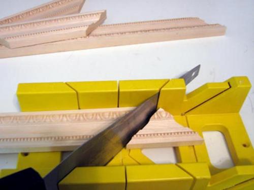 Как клеить потолочный плинтус в углах без стусла. Как точно отмерить и вырезать угол потолочного плинтуса без стусла