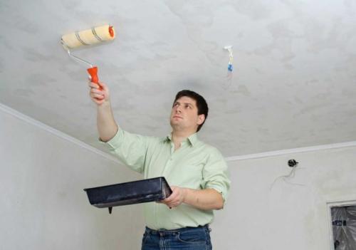 Как покрасить потолок без пятен. Как покрасить потолок водоэмульсионной краской без разводов