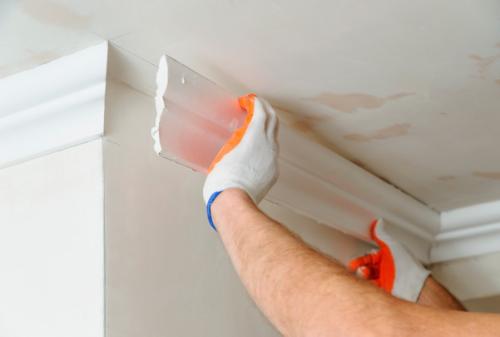 Как правильно клеить потолочные плинтуса из пенопласта. Как быстро приклеить потолочный плинтус из пенопласта