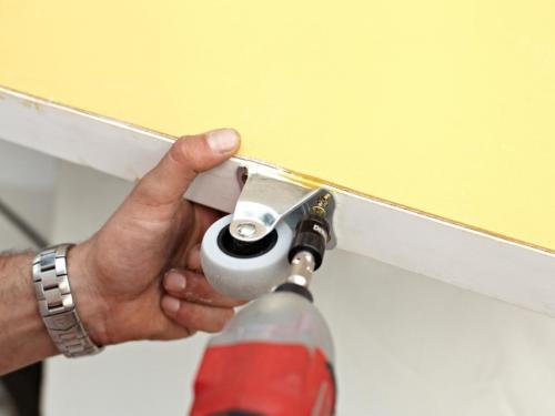 Как сделать дверь купе в стене. Как установить в стену двери с раздвижным механизмом своими руками