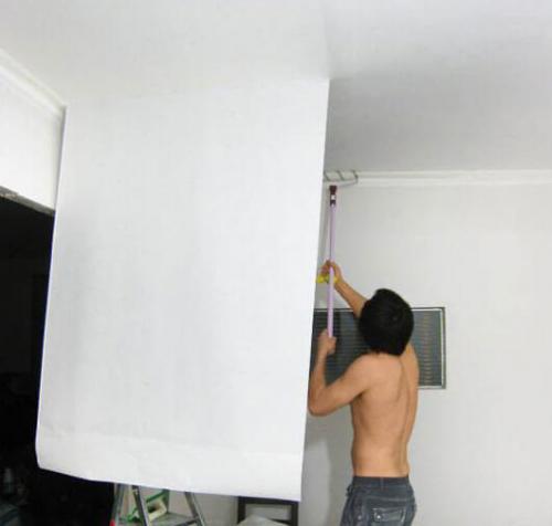 Как правильно клеить виниловые обои на потолок. Техника наклеивания 16