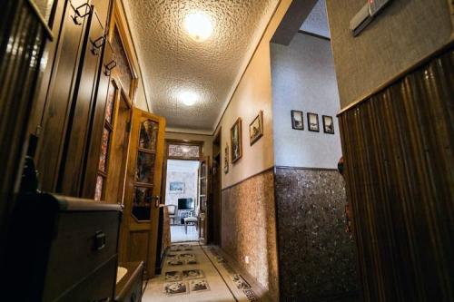 Чем отделать стены в прихожей. Отделка стен прихожей пробковым покрытием