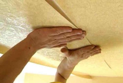 Как клеить обои на потолок вдоль или поперек. Как оклеить потолок обоями