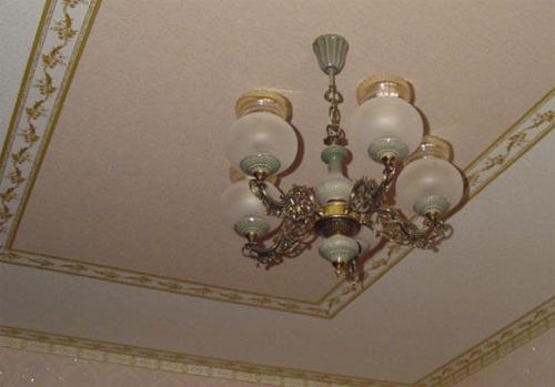 Как правильно клеить виниловые обои на потолок. Техника наклеивания 13