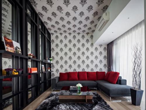 Как правильно клеить виниловые обои на потолок. Техника наклеивания 06