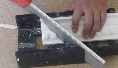 Как клеить потолочный плинтус с уголками. Углы потолочных плинтусов