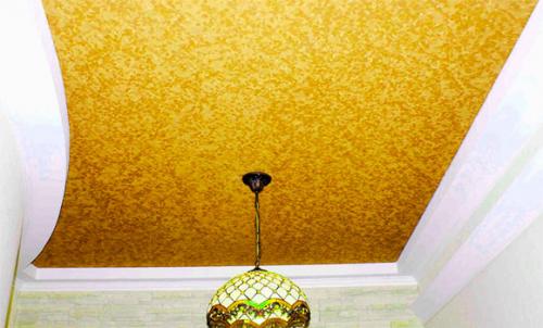 Как правильно клеить виниловые обои на потолок. Техника наклеивания 14