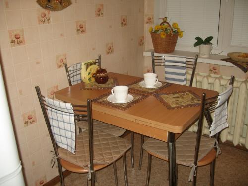 Как красиво поклеить обои на кухне варианты. Материал обоев для кухонных стен