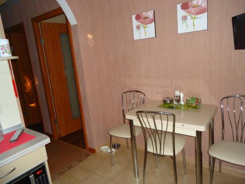 Как красиво поклеить обои на кухне варианты. Материал обоев для кухонных стен