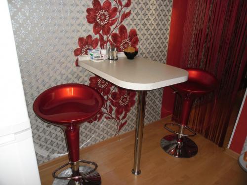 Как красиво поклеить обои на кухне варианты. Материал обоев для кухонных стен