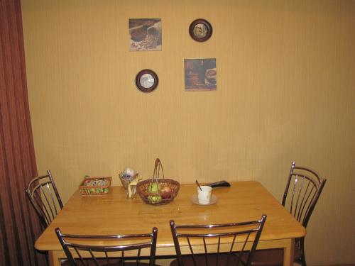 Как красиво поклеить обои на кухне варианты. Материал обоев для кухонных стен