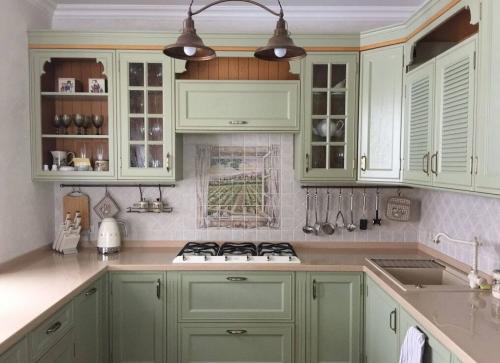 Сочетание зеленого цвета в интерьере кухни. Достоинства зеленого при отделке кухни