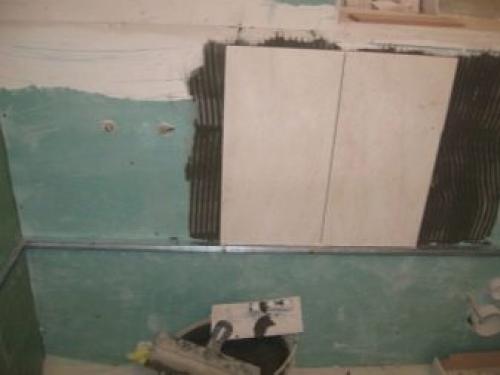 Как класть плитку на стены. Этапы укладки керамической плитки в ванной комнате 02 Как класть плитку на стены. Этапы укладки керамической плитки в ванной комнате 02