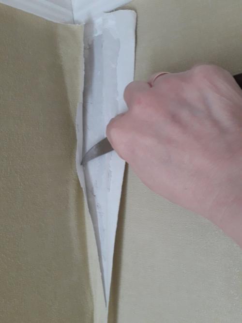 Почему бумажные обои морщатся. Если обои сморщились и повисли в углу. Что делать?