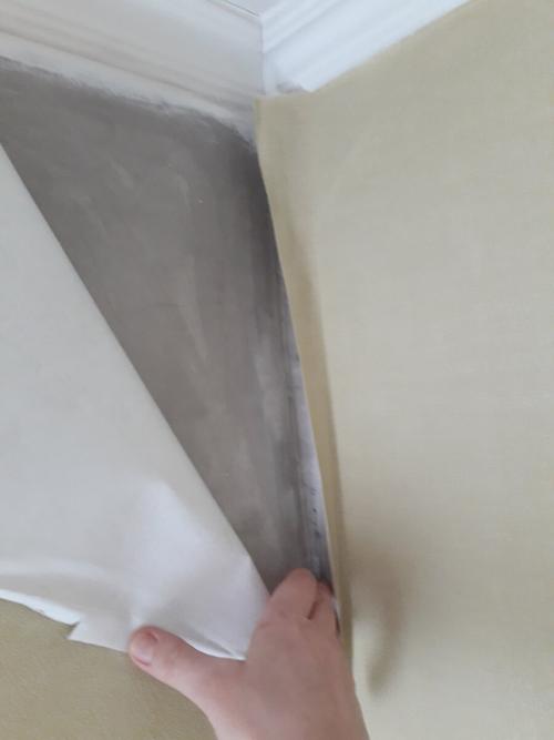 Почему бумажные обои морщатся. Если обои сморщились и повисли в углу. Что делать?