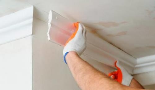 На что клеить потолочный плинтус. На что клеить плинтус потолочный и другие нюансы монтажа галтелей