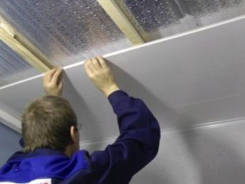 Как установить пластиковые панели на потолок. Сильные и слабые стороны 10