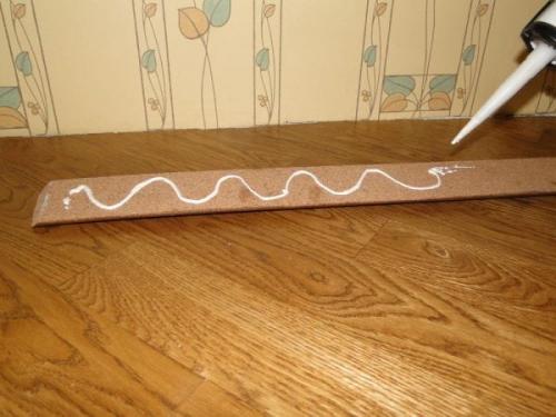 Как клеить плинтуса на пол. Преимущества и недостатки приклеивания плинтусов