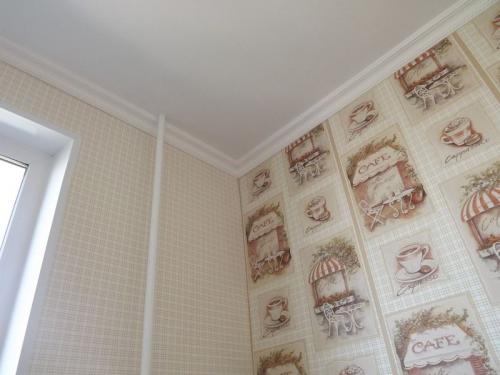 Как клеить потолочный плинтус на двухуровневый потолок. Какой должна быть ширина потолочного плинтуса на стыке стен