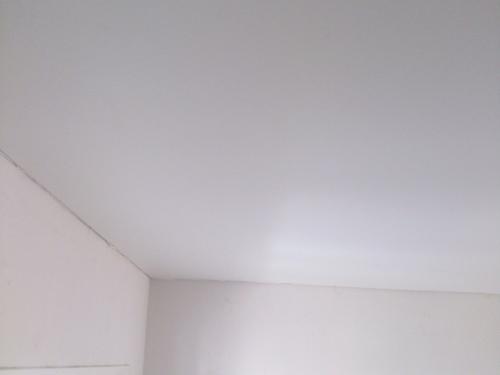 Как клеить потолочный плинтус к натяжному потолку. Почему нельзя клеить плинтусы к натяжному потолку