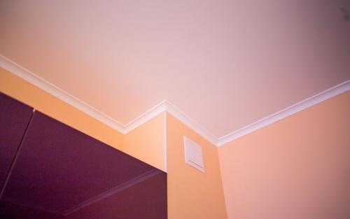 Как клеить потолочный плинтус на двухуровневый потолок. Какой должна быть ширина потолочного плинтуса на стыке стен