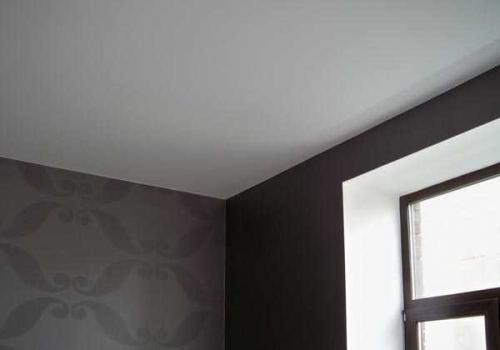 Как клеить потолочный плинтус к натяжному потолку. Почему нельзя клеить плинтусы к натяжному потолку